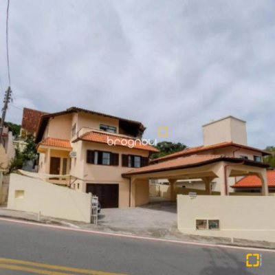 Casa com 506m², 10 quartos, 5 garagens, no bairro Ponta das Canas em Florianópolis