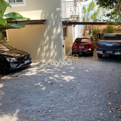 Casa com 274m², 4 quartos (sendo 4 suítes), 3 garagens, no bairro Cacupé em Florianópolis