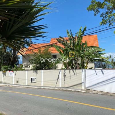 Casa com 274m², 4 quartos (sendo 4 suítes), 3 garagens, no bairro Cacupé em Florianópolis