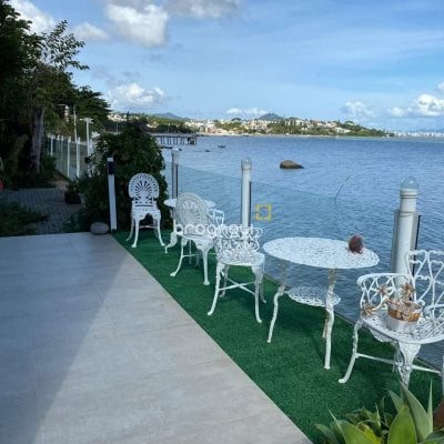 Casa com 274m², 4 quartos (sendo 4 suítes), 3 garagens, no bairro Cacupé em Florianópolis