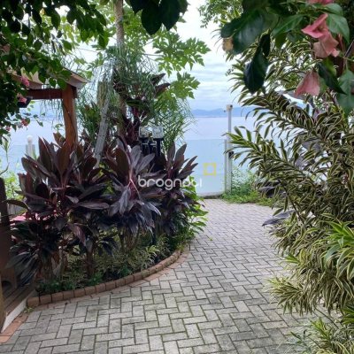 Casa com 274m², 4 quartos (sendo 4 suítes), 3 garagens, no bairro Cacupé em Florianópolis