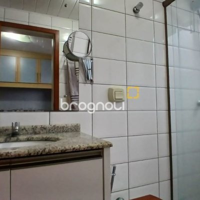 Apartamento com 83m², 3 quartos (sendo 1 suíte), 2 garagens, no bairro Canto em Florianópolis