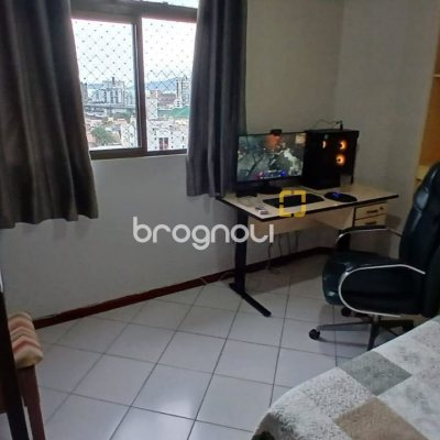 Apartamento com 83m², 3 quartos (sendo 1 suíte), 2 garagens, no bairro Canto em Florianópolis