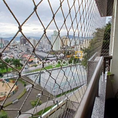 Apartamento com 83m², 3 quartos (sendo 1 suíte), 2 garagens, no bairro Canto em Florianópolis