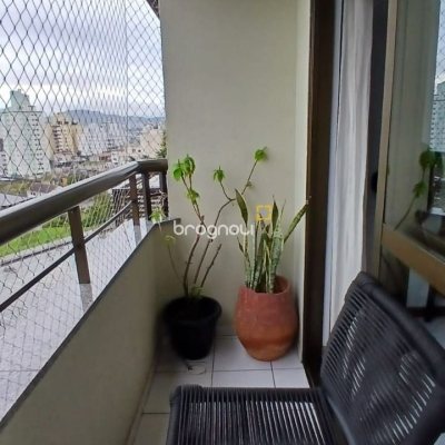 Apartamento com 83m², 3 quartos (sendo 1 suíte), 2 garagens, no bairro Canto em Florianópolis
