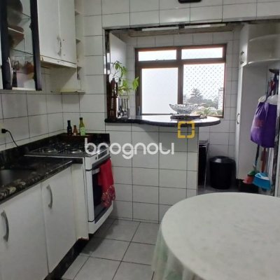 Apartamento com 83m², 3 quartos (sendo 1 suíte), 2 garagens, no bairro Canto em Florianópolis