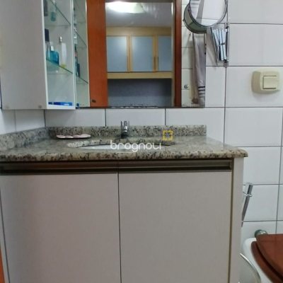 Apartamento com 83m², 3 quartos (sendo 1 suíte), 2 garagens, no bairro Canto em Florianópolis