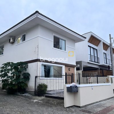 Casa com 120m², 3 quartos (sendo 1 suíte), 2 garagens, no bairro Campeche em Florianópolis