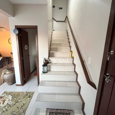 Casa com 120m², 3 quartos (sendo 1 suíte), 2 garagens, no bairro Campeche em Florianópolis