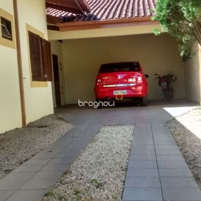 Casa com 400m², 7 quartos (sendo 3 suítes), 5 garagens, no bairro Canasvieiras em Florianópolis