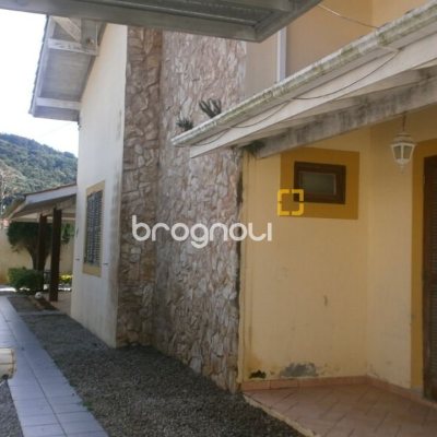 Casa com 400m², 7 quartos (sendo 3 suítes), 5 garagens, no bairro Canasvieiras em Florianópolis