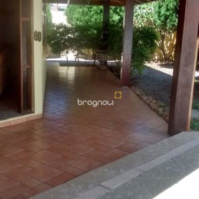 Casa com 400m², 7 quartos (sendo 3 suítes), 5 garagens, no bairro Canasvieiras em Florianópolis