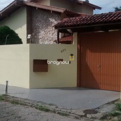 Casa com 400m², 7 quartos (sendo 3 suítes), 5 garagens, no bairro Canasvieiras em Florianópolis