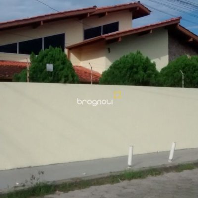 Casa com 400m², 7 quartos (sendo 3 suítes), 5 garagens, no bairro Canasvieiras em Florianópolis