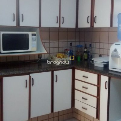 Casa com 400m², 7 quartos (sendo 3 suítes), 5 garagens, no bairro Canasvieiras em Florianópolis