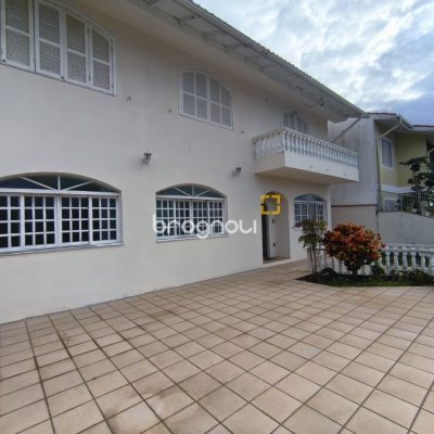 Casa com 269m², 10 quartos (sendo 2 suítes), 2 garagens, no bairro Pantanal em Florianópolis