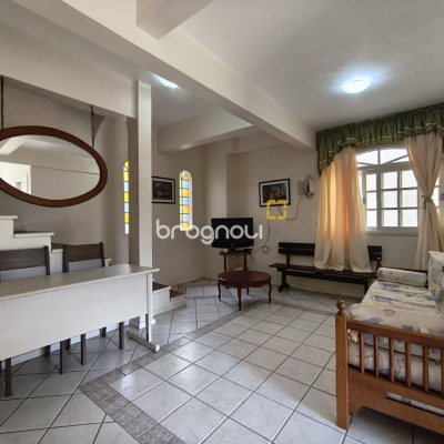 Casa com 269m², 10 quartos (sendo 2 suítes), 2 garagens, no bairro Pantanal em Florianópolis