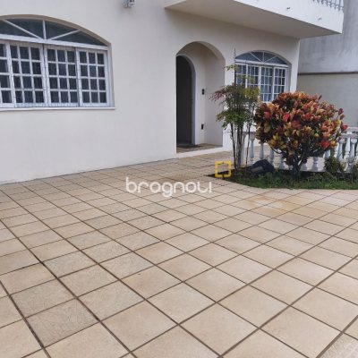 Casa com 269m², 10 quartos (sendo 2 suítes), 2 garagens, no bairro Pantanal em Florianópolis