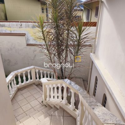 Casa com 269m², 10 quartos (sendo 2 suítes), 2 garagens, no bairro Pantanal em Florianópolis
