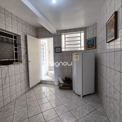 Casa com 269m², 10 quartos (sendo 2 suítes), 2 garagens, no bairro Pantanal em Florianópolis