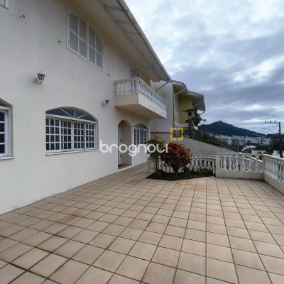 Casa com 269m², 10 quartos (sendo 2 suítes), 2 garagens, no bairro Pantanal em Florianópolis