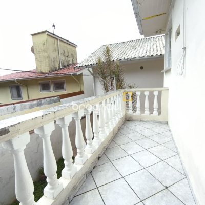 Casa com 269m², 10 quartos (sendo 2 suítes), 2 garagens, no bairro Pantanal em Florianópolis