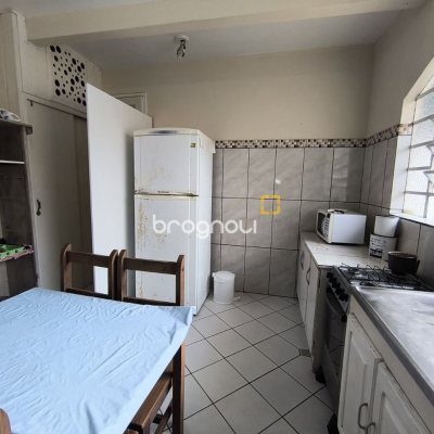 Casa com 269m², 10 quartos (sendo 2 suítes), 2 garagens, no bairro Pantanal em Florianópolis