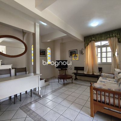 Casa com 269m², 10 quartos (sendo 2 suítes), 2 garagens, no bairro Pantanal em Florianópolis