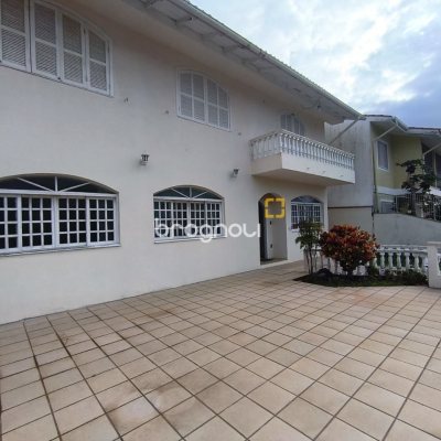 Casa com 269m², 10 quartos (sendo 2 suítes), 2 garagens, no bairro Pantanal em Florianópolis