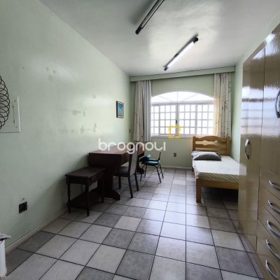 Casa com 269m², 10 quartos (sendo 2 suítes), 2 garagens, no bairro Pantanal em Florianópolis