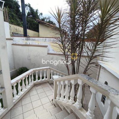 Casa com 269m², 10 quartos (sendo 2 suítes), 2 garagens, no bairro Pantanal em Florianópolis