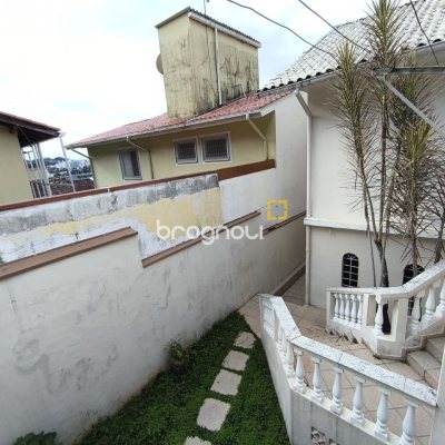 Casa com 269m², 10 quartos (sendo 2 suítes), 2 garagens, no bairro Pantanal em Florianópolis