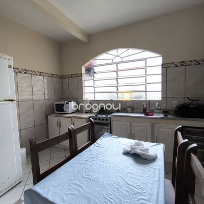 Casa com 269m², 10 quartos (sendo 2 suítes), 2 garagens, no bairro Pantanal em Florianópolis