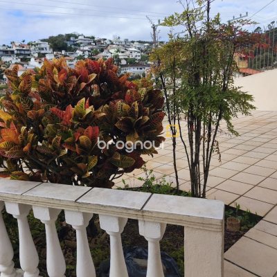 Casa com 269m², 10 quartos (sendo 2 suítes), 2 garagens, no bairro Pantanal em Florianópolis