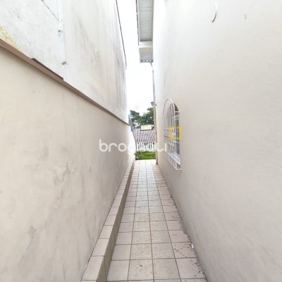 Casa com 269m², 10 quartos (sendo 2 suítes), 2 garagens, no bairro Pantanal em Florianópolis