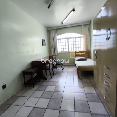 Casa com 269m², 10 quartos (sendo 2 suítes), 2 garagens, no bairro Pantanal em Florianópolis