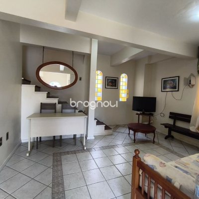Casa com 269m², 10 quartos (sendo 2 suítes), 2 garagens, no bairro Pantanal em Florianópolis