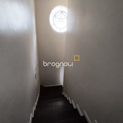 Casa com 269m², 10 quartos (sendo 2 suítes), 2 garagens, no bairro Pantanal em Florianópolis