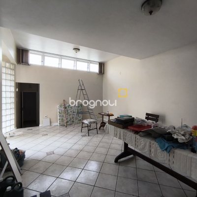 Casa com 269m², 10 quartos (sendo 2 suítes), 2 garagens, no bairro Pantanal em Florianópolis