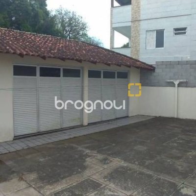 Casa com 176m², 4 quartos (sendo 1 suíte), 2 garagens, no bairro Pantanal em Florianópolis
