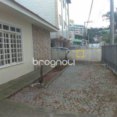 Casa com 176m², 4 quartos (sendo 1 suíte), 2 garagens, no bairro Pantanal em Florianópolis