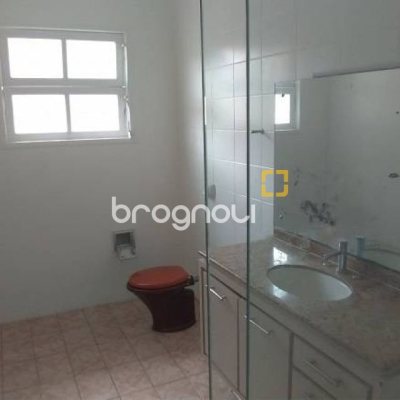 Casa com 176m², 4 quartos (sendo 1 suíte), 2 garagens, no bairro Pantanal em Florianópolis