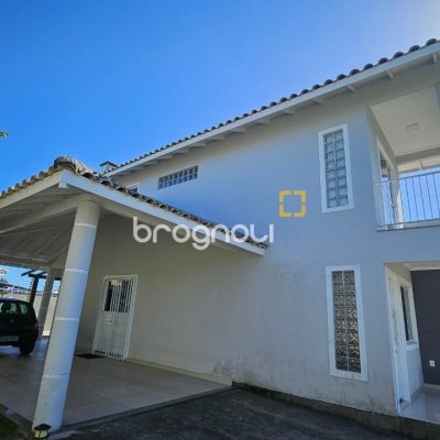 Casa com 146m², 4 quartos (sendo 1 suíte), 2 garagens, no bairro Campeche em Florianópolis