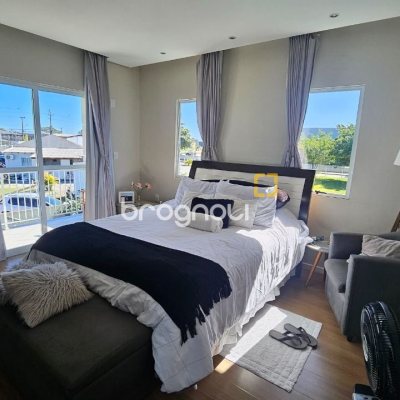 Casa com 146m², 4 quartos (sendo 1 suíte), 2 garagens, no bairro Campeche em Florianópolis