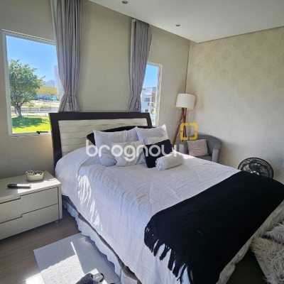Casa com 146m², 4 quartos (sendo 1 suíte), 2 garagens, no bairro Campeche em Florianópolis