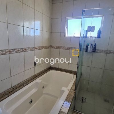 Casa com 146m², 4 quartos (sendo 1 suíte), 2 garagens, no bairro Campeche em Florianópolis
