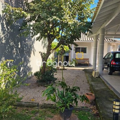 Casa com 146m², 4 quartos (sendo 1 suíte), 2 garagens, no bairro Campeche em Florianópolis