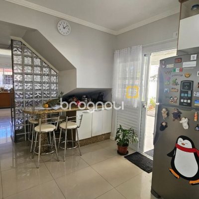 Casa com 146m², 4 quartos (sendo 1 suíte), 2 garagens, no bairro Campeche em Florianópolis