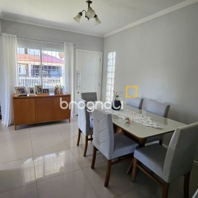 Casa com 146m², 4 quartos (sendo 1 suíte), 2 garagens, no bairro Campeche em Florianópolis