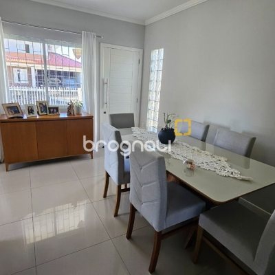 Casa com 146m², 4 quartos (sendo 1 suíte), 2 garagens, no bairro Campeche em Florianópolis